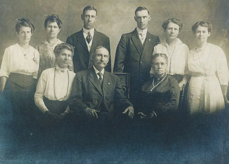 A large family in a formal portrait from the early 1900s